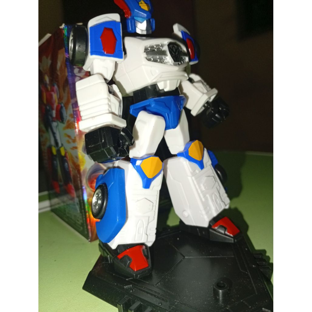 HELLO CARBOT. model kit. POLICE OFFICER WANG FULONG. MINUS SENJATA HILANG