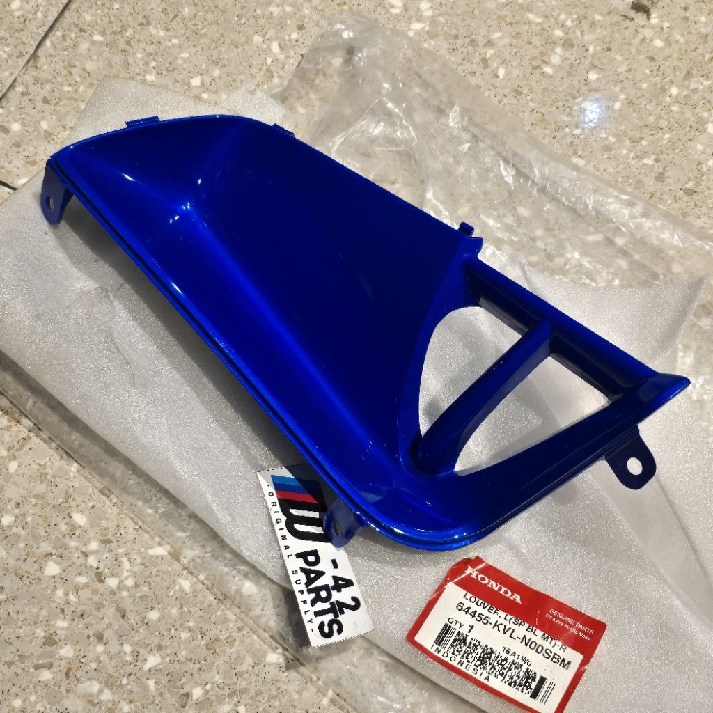 LOUVER SIRIP SAYAP DALAM TUTUP KARBURATOR KIRI SUPRA X 125 X125 BATMAN BIRU TUA ORIGINAL AHM 64455 K