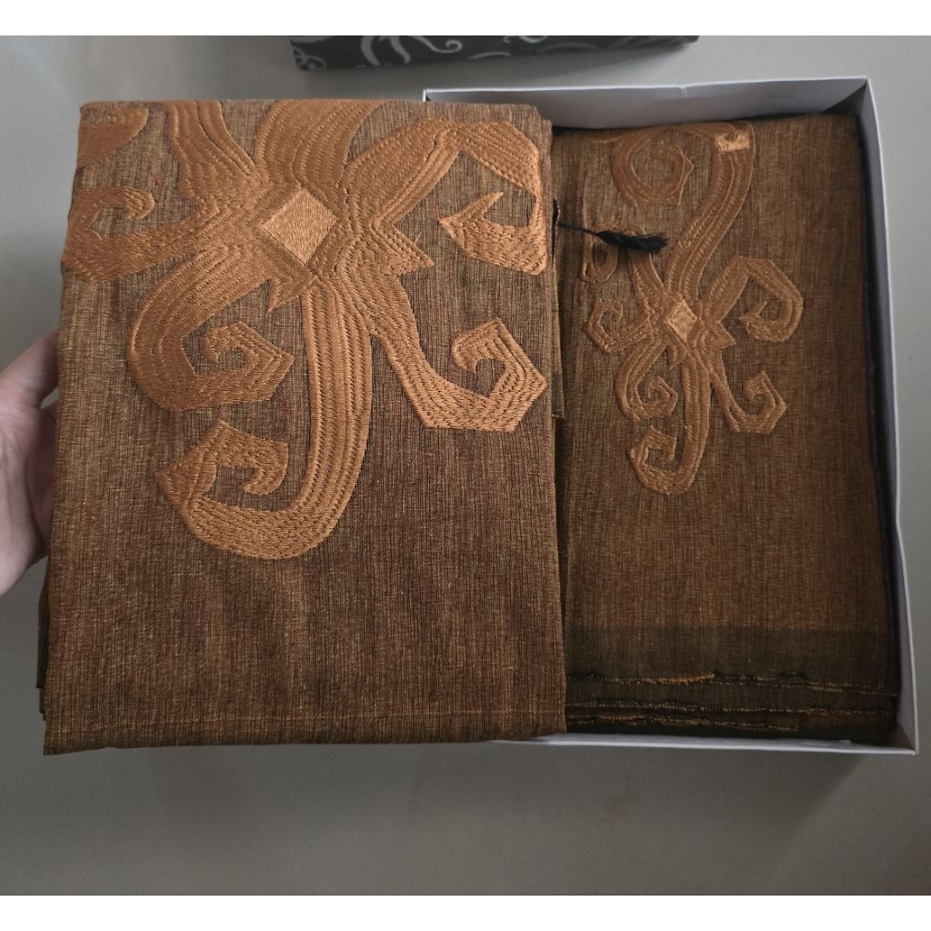 Sarimbit Tenun Bordir Kalimantan 1 Set (2 Kain + Selendang) – Couple / Kondangan / Hadiah / Batik