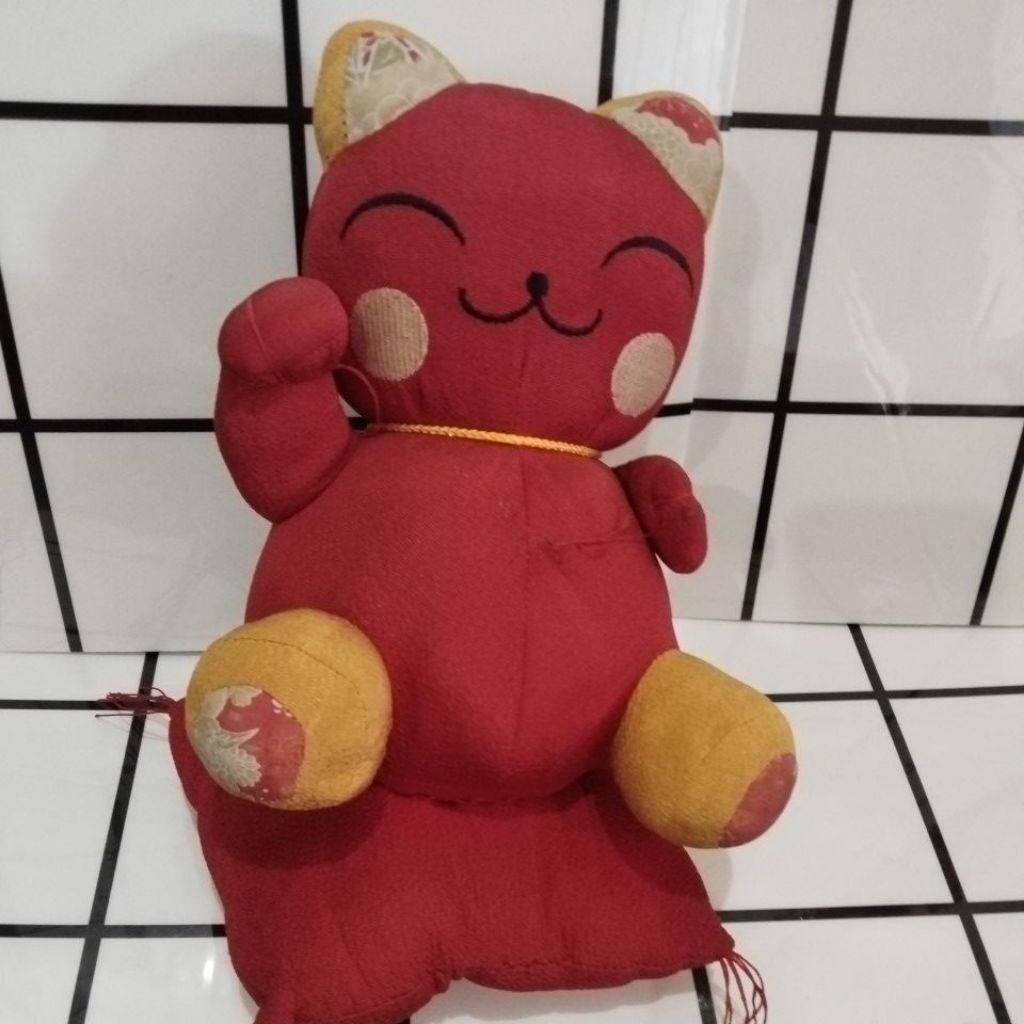 boneka kucing hoki bantal