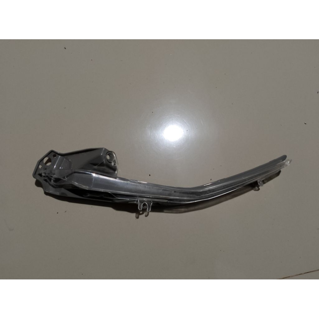 mika alis lampu depan bagian bawah Kanan PCX 150 original copotan