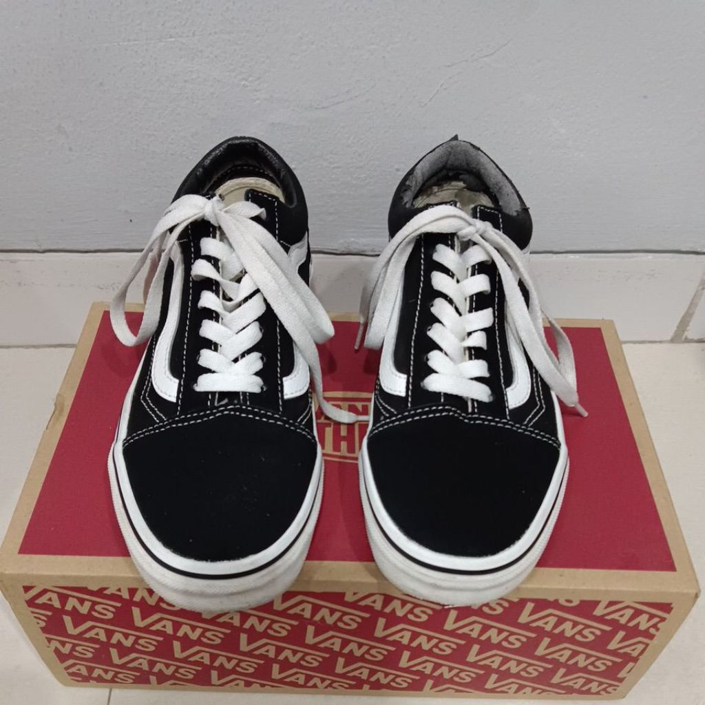 Sepatu Vans Old Skool Original dengan Desain Klasik dan NyamanSepatu Vans Original Second Hitam Puti