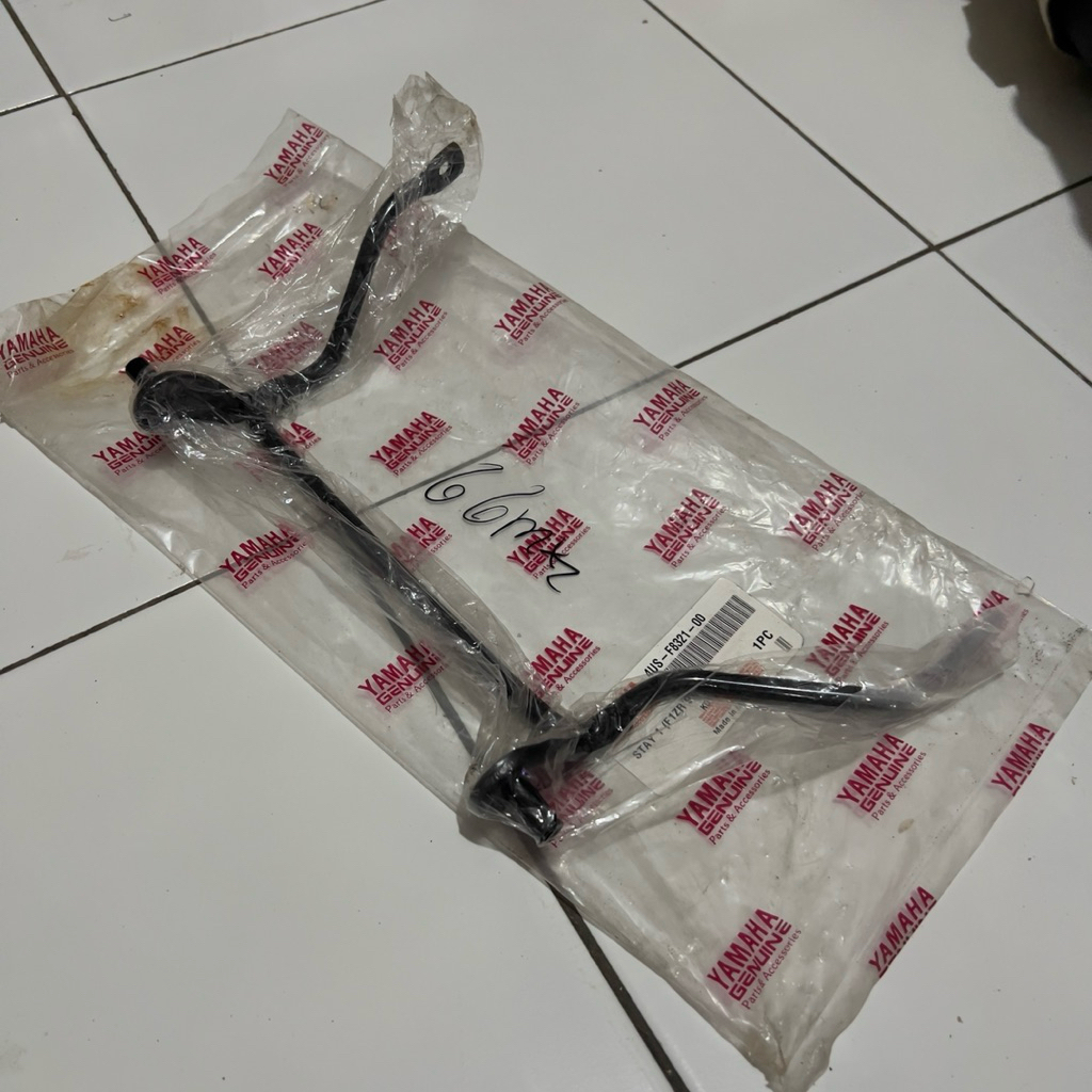 BRACKET DUDUKAN SAYAP LUAR DALAM FIZ F1ZR FORCE1 ORIGINAL 4US-F8321-00