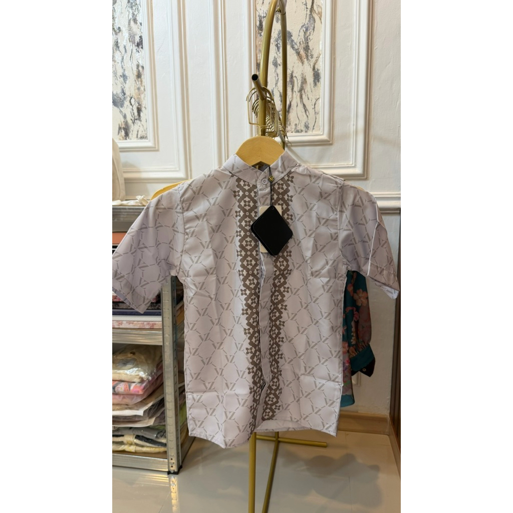 Vivi zubedi Monogram Lineage shirt boy minor defect size 5-6 tahun
