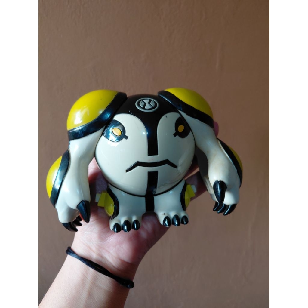 action figure cannonbolt ben 10 alien
