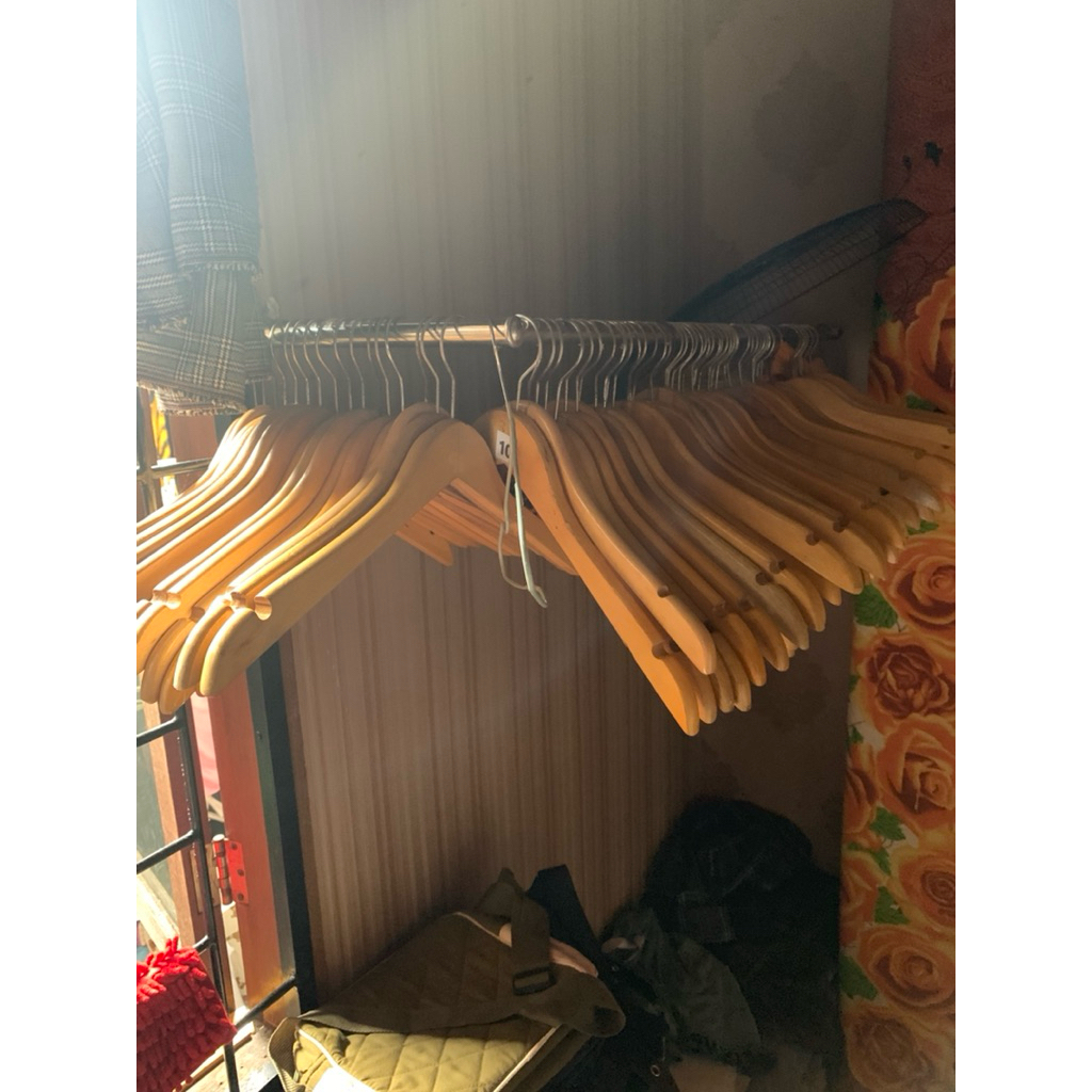 7 lusin hanger kayu.
