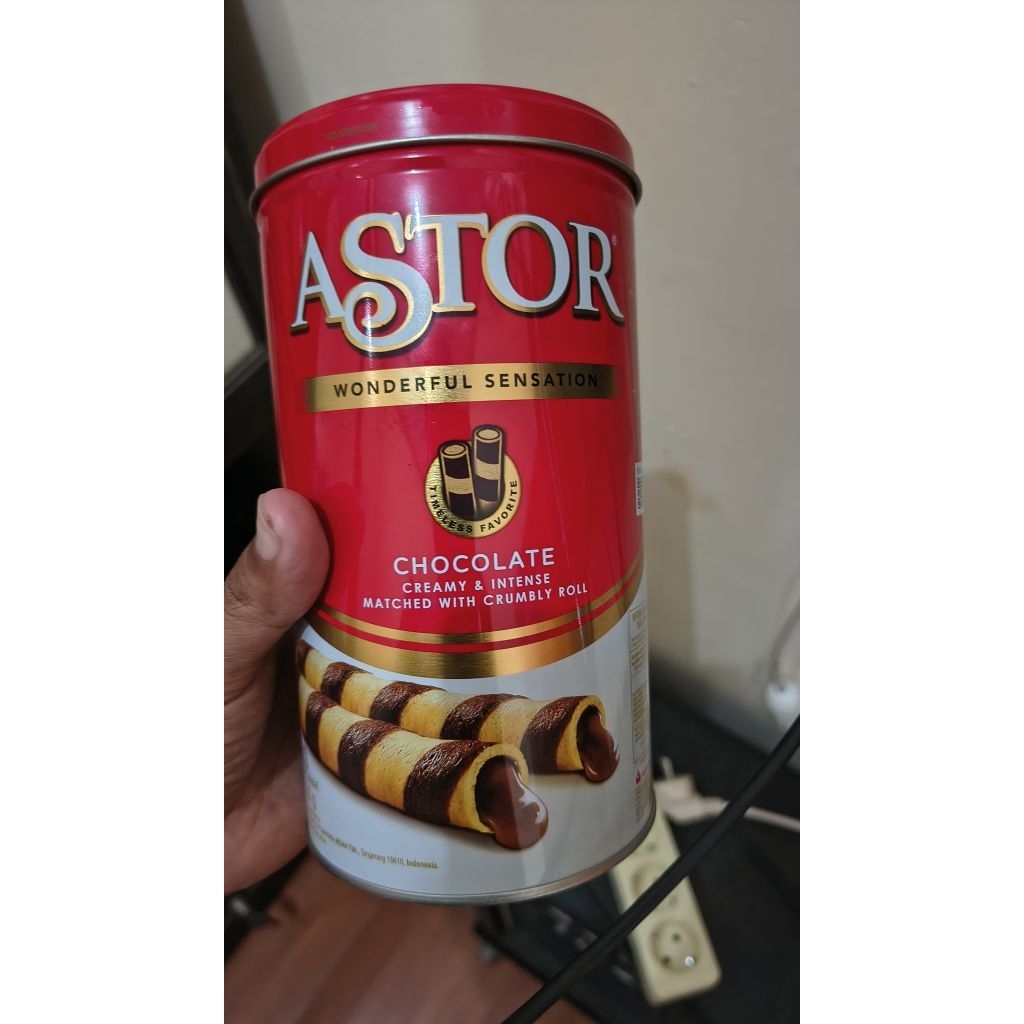 kaleng biskuit bekas