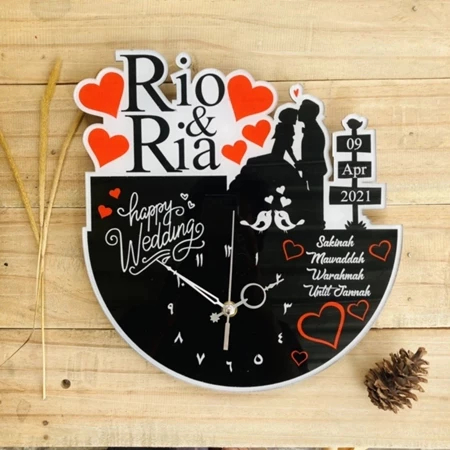 KADO PERNIKAHAN UNIK JAM AKRILIK CUSTOM MEWAH