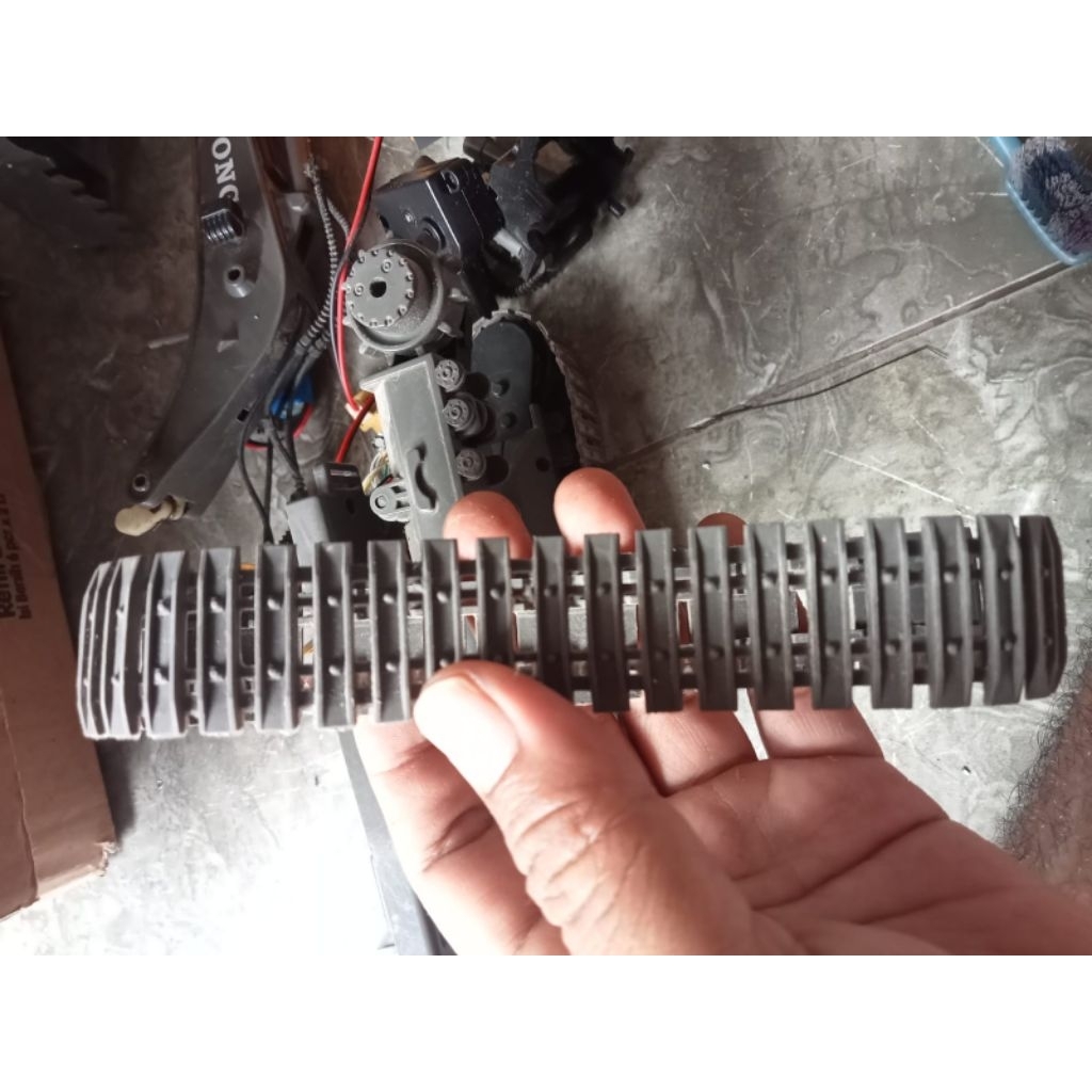 Karet rel rc excavator yigong