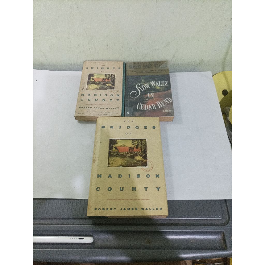 novel import the Bridges of Madison County ( Hardcover dan softcover) ,  Slow waltz in cedar bend ( 