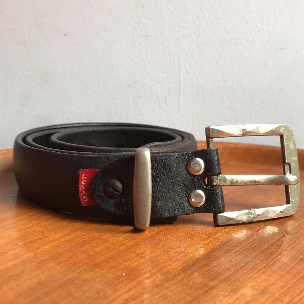 Vintage Levis Belt Red tag label  100% tight genuine leather  Black leather belt  In Good Condition 