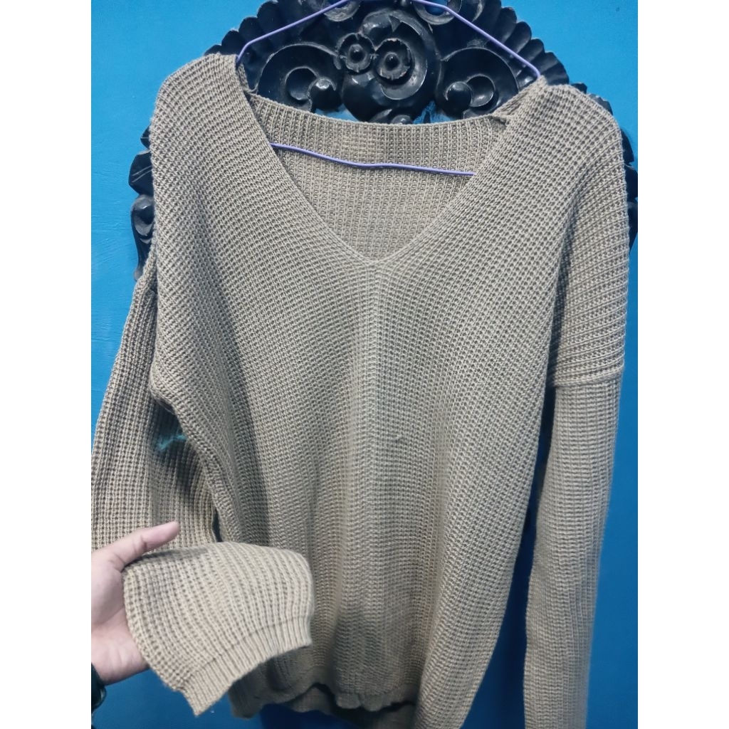 Sweater Rajut Wanita V-Neck Knit Premium – Basic Elegant Style warna cream