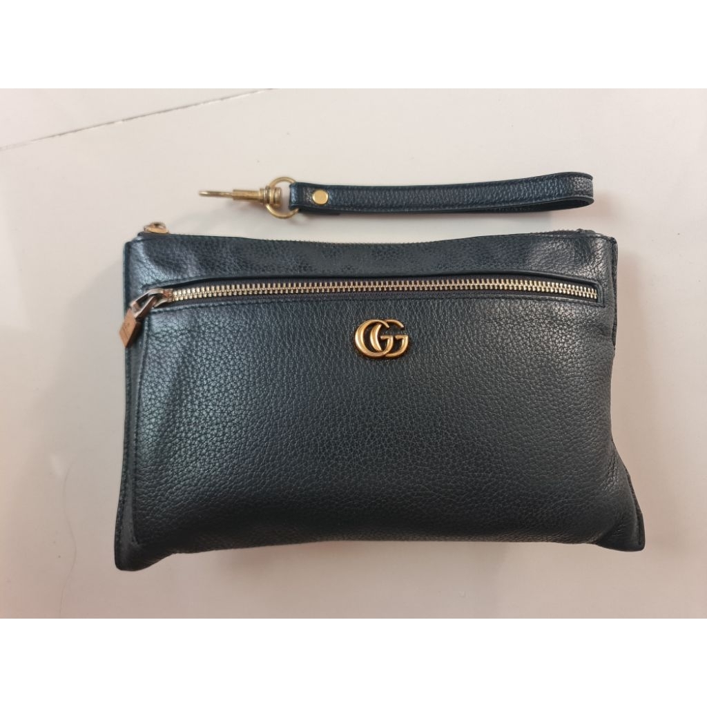 106. Tas HandBag Clutch Pria Gucci Black
Mantan / Bekas / Second

Size : 27cm x 1cm × 17cm

Bahan Ku