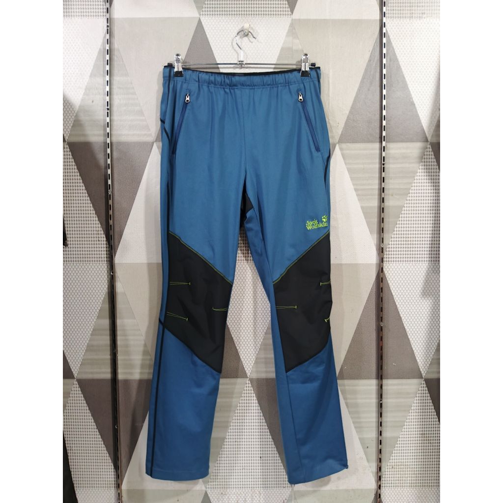 CELANA OUTDOOR JACK WOLFSKIN SOFTSHELL MEN’S – SLIMFIT