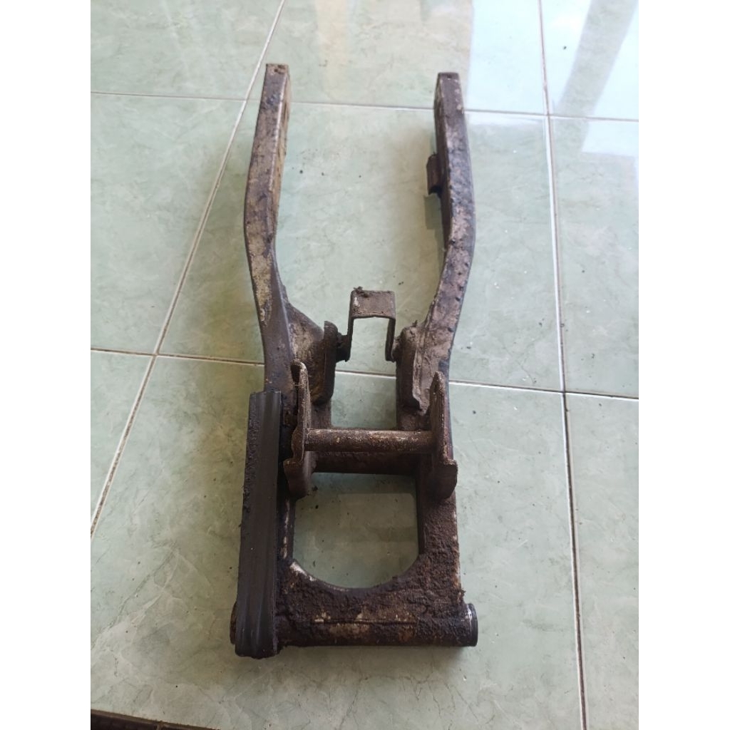 SWING ARM SATRIA 2TAK DOUBLE DISK ORIGINAL COPOTAN MINUS ADA 2 LOBANG BEKAS STABILIZER RANTE