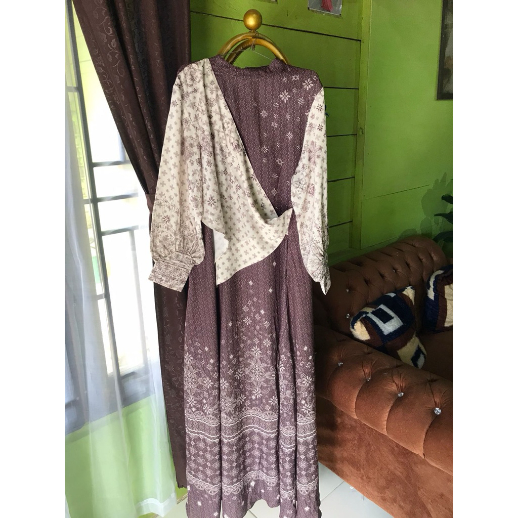 PL dress wearing klamby
