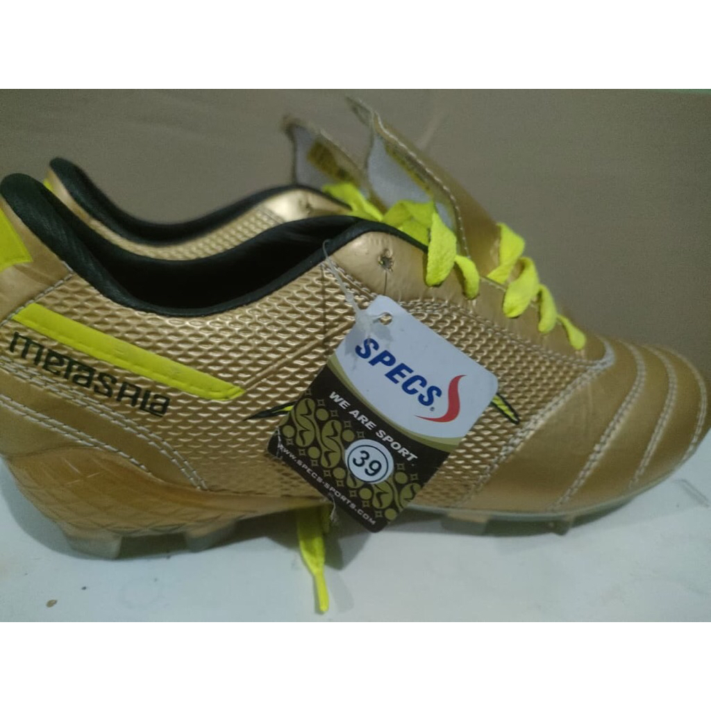 sepatu bola kaki
