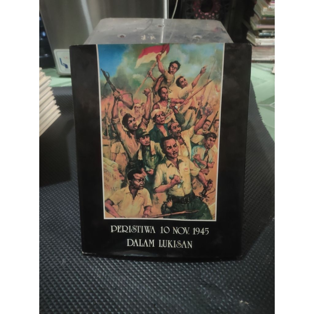 buku peristiwa 10 November 1945 dalam lukisan