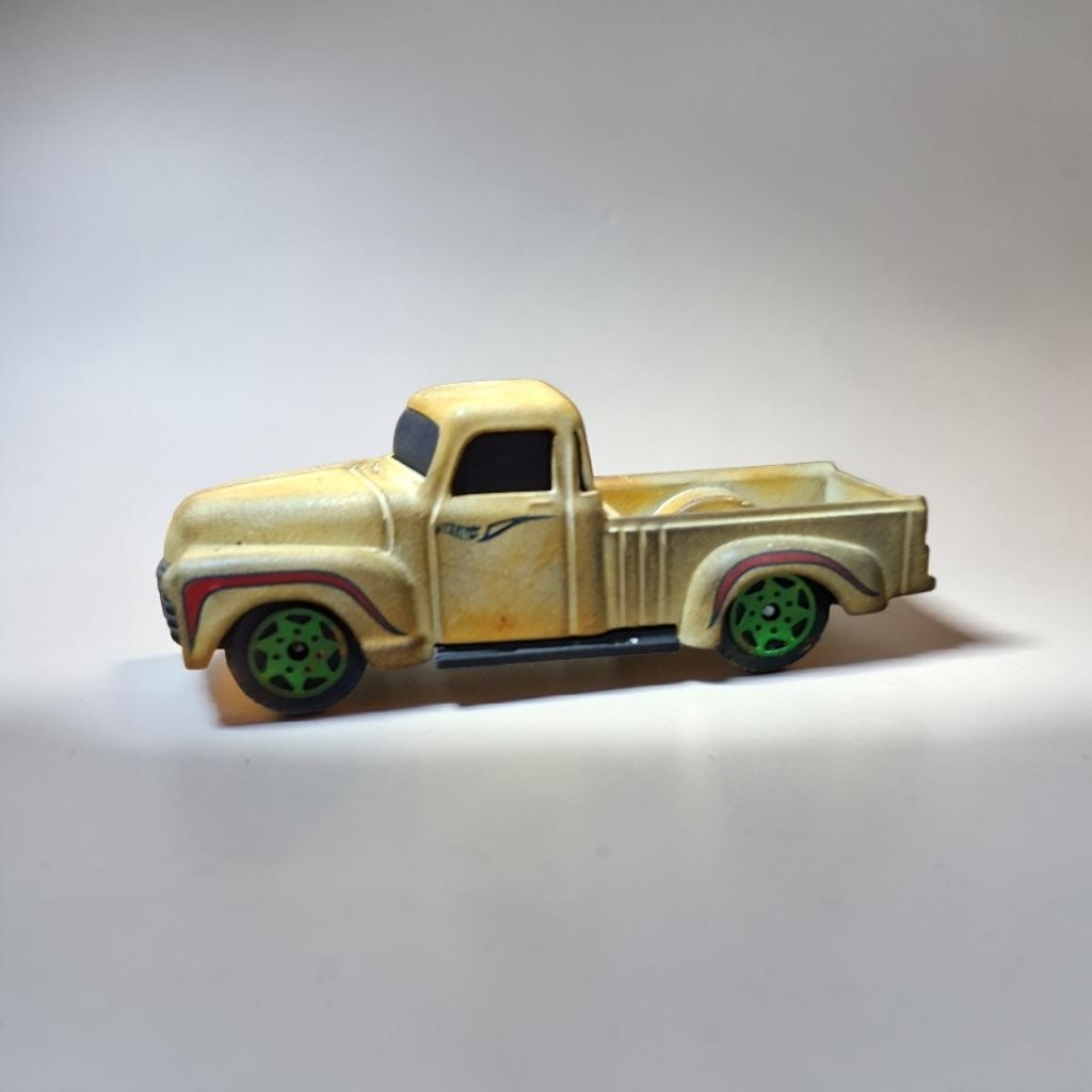 Dirty model junk Scale 1:64 diecast car