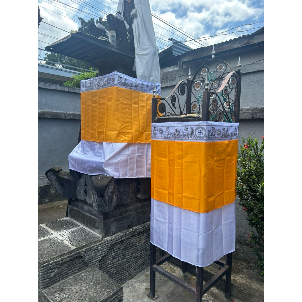wastra pelinggih putih kuning dan poleng