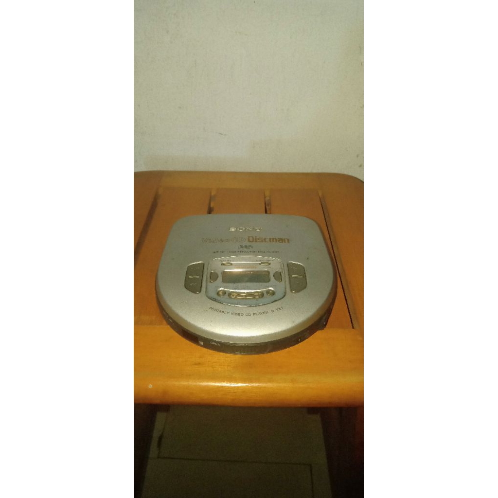 Portabel video CD player D-V55 SONY VIDEO CD DISCMAN ESP bisa di bawa kemana mana siap dengarkan mus