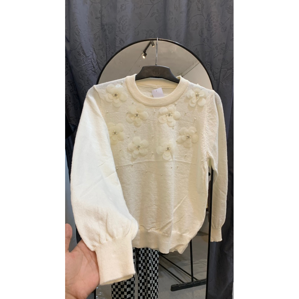 swetaer knit flowers