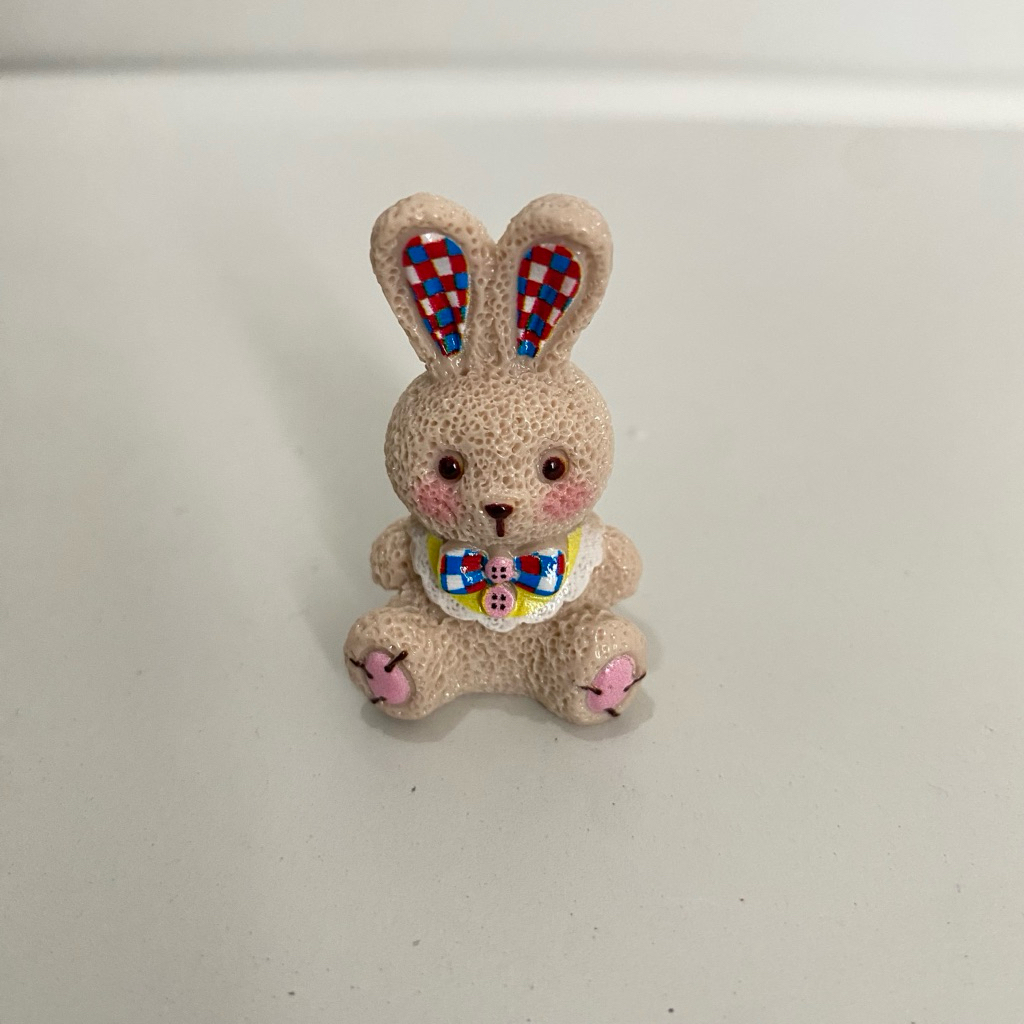 MAINAN ANAK MINI FIGURE KELINCI PITA KOTAK KOTAK MINIATUR CLAY LUCU
