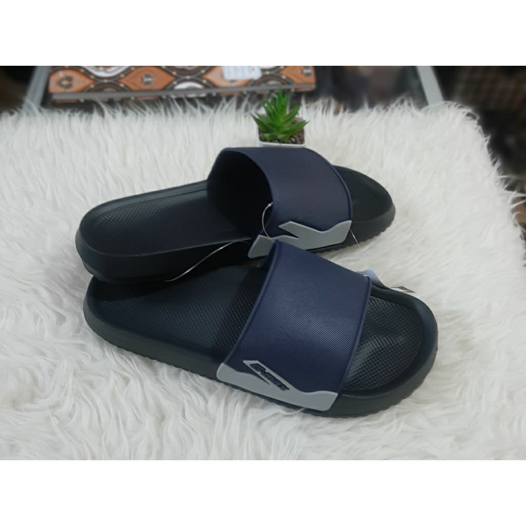 Sandal slip on cowok