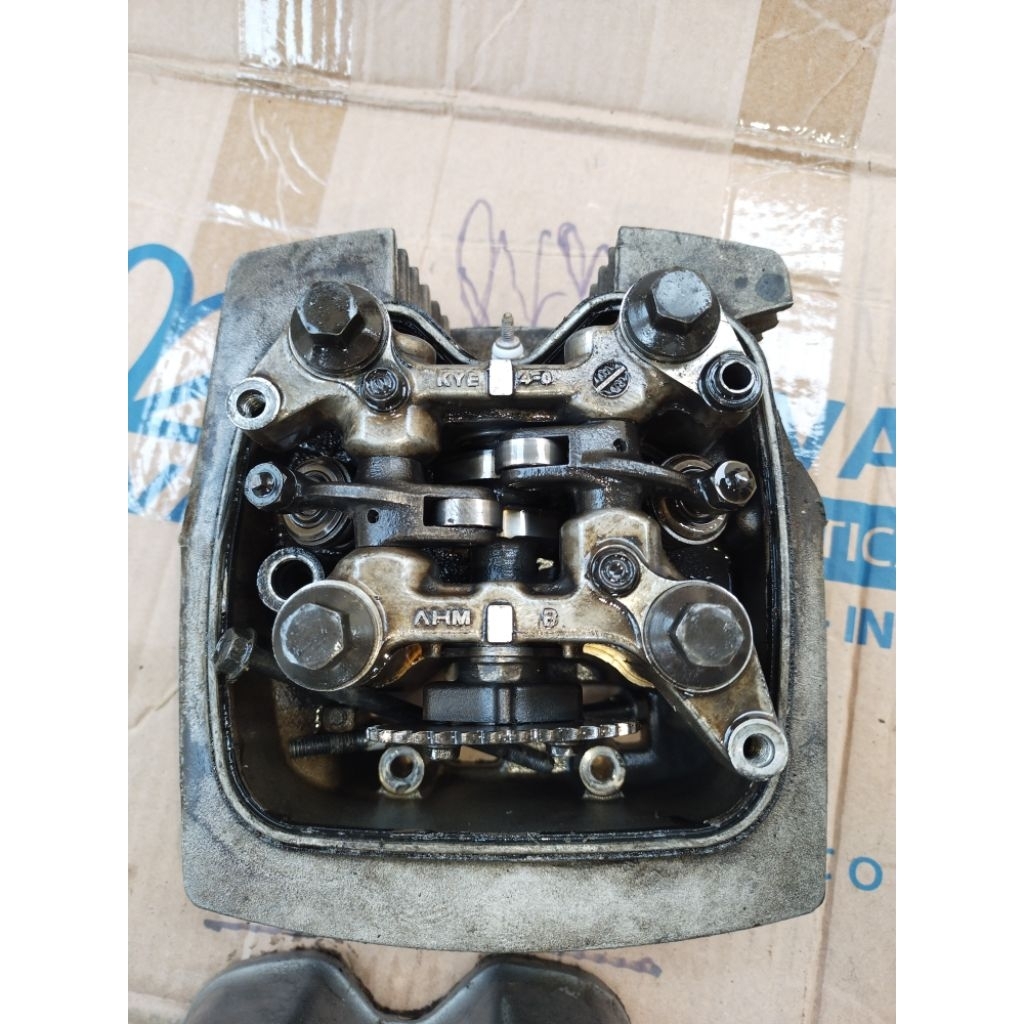 Blok kop, head Megapro Monoshock karbu lengkap isi  dan bautnya