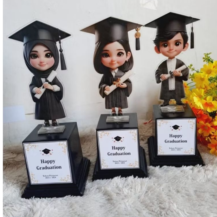 boneka wisuda akrilik free stiker happy graduation