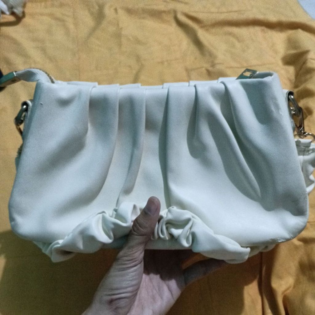 Preloved Tas Slempang kulit putih