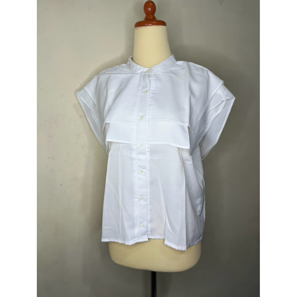 GAUDI - atasan wanita outer wanita warna putih lengan pendek (preloved)