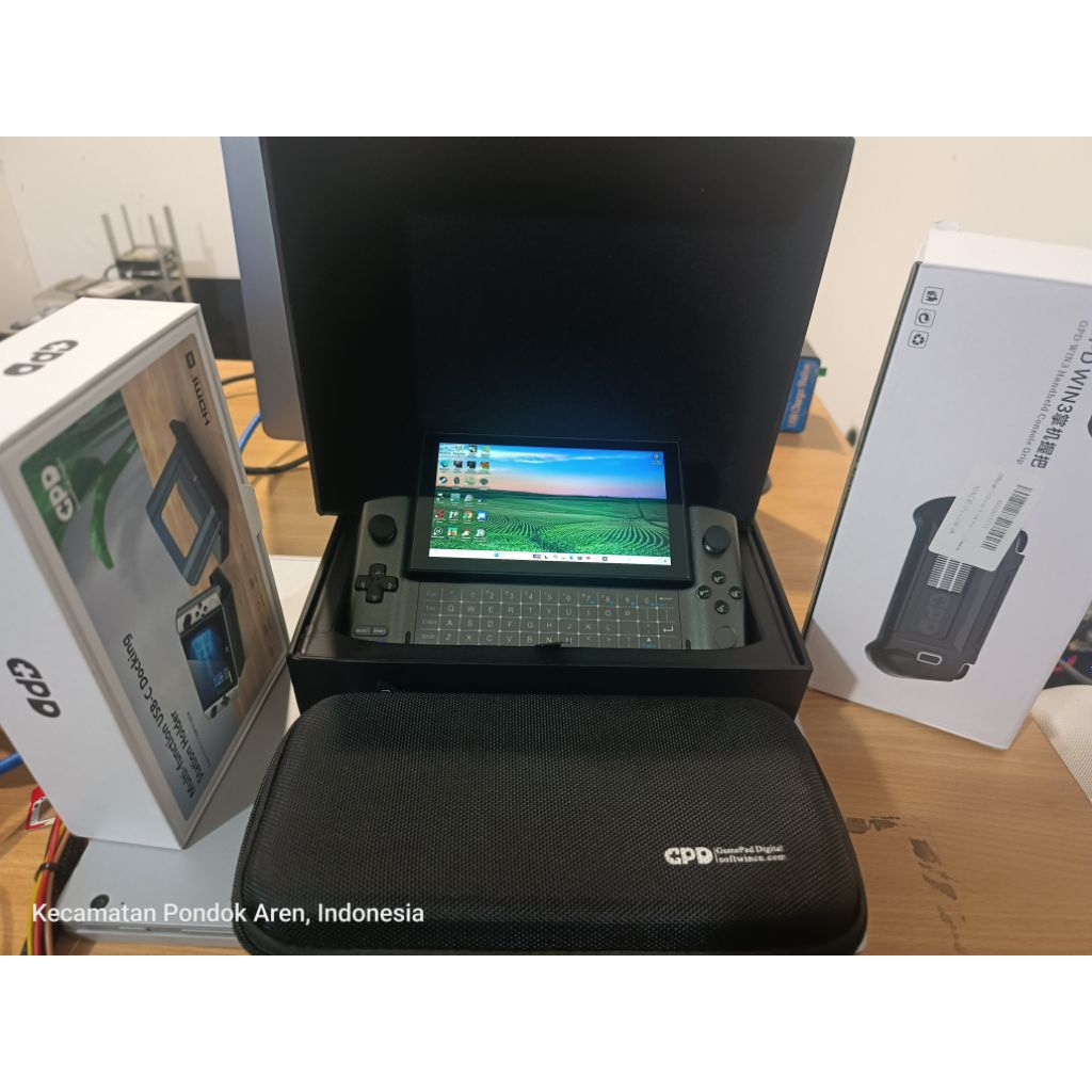 GPD Win 3 Handheld Gaming PC i7 16GB 1TB - FULLSET + DOCKING + CASE