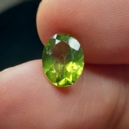 Natural Peridot Dim:est 9 x 7 x 3mm Berat 1.55ct Oval Cushion Cutting Hijau Clean VVS Asli Code A612