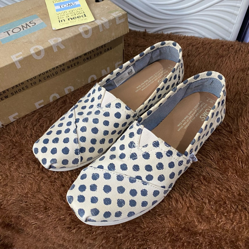 (Preloved) Toms sepatu slip on wanita