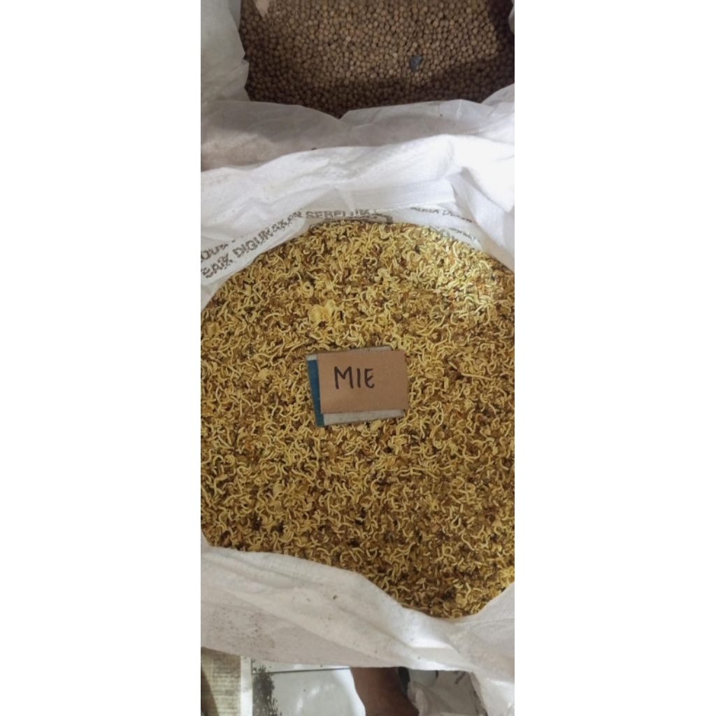 MIE PECAH CAMPUR EXPIRED Pakan Ternak Ayam Bebek Entog 1KG