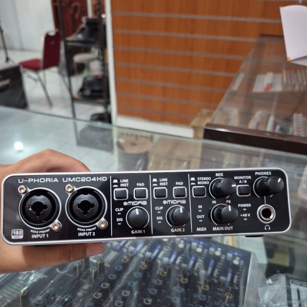 BEHRINGER UMC 204 HD