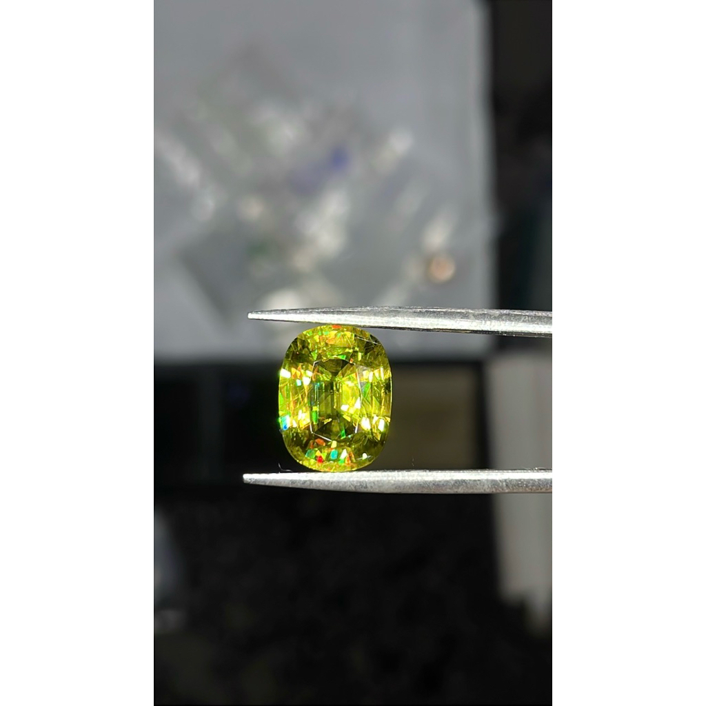 NATURAL GREEN RAINBOW SPHENE TOP QUALITY