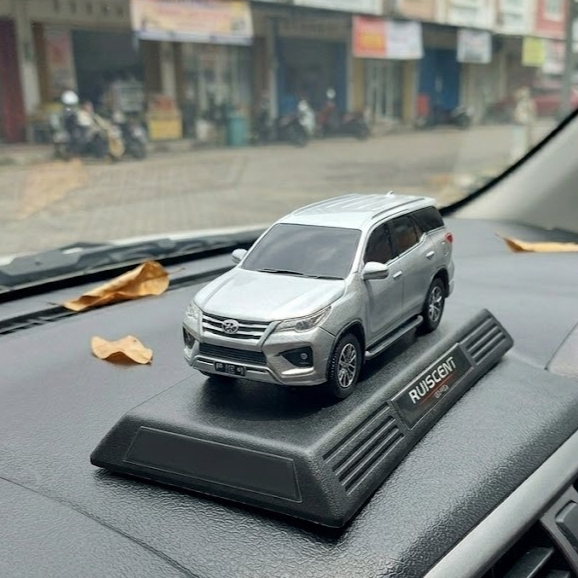 Miniatur TOYOTA FORTUNER 2024  Skala 1:43 Crystal bening Velg Putih Merah Handmade