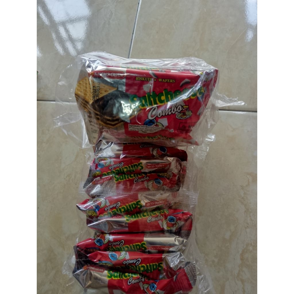 Khong Guan Biskuit Saltcheese Combo Keju Lapis Coklat