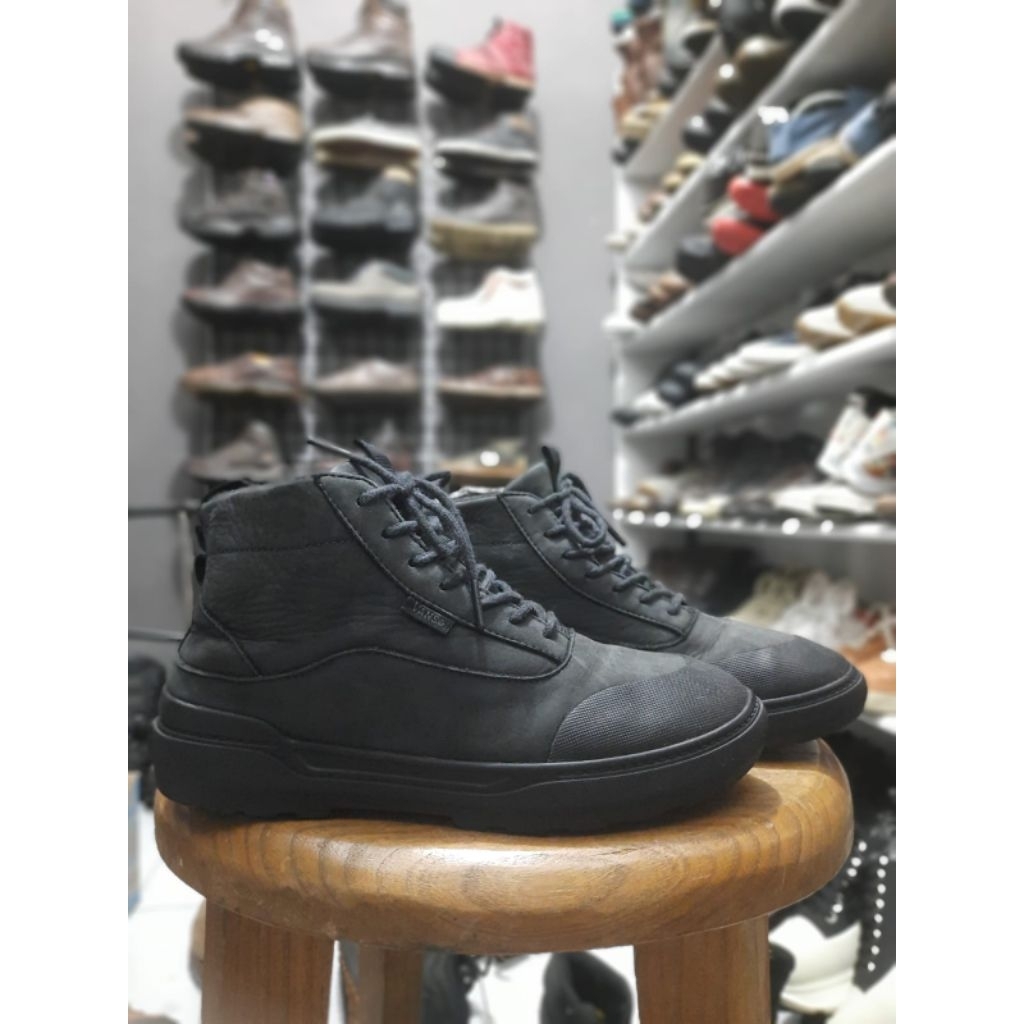 Sepatu VANS MTE primaloft kulit size 38,5