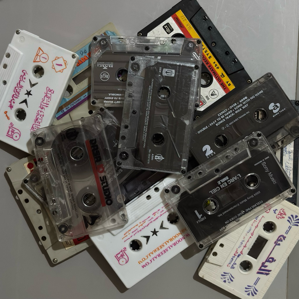 Kaset tape bekas tanpa kotak untuk pajangan hiasan