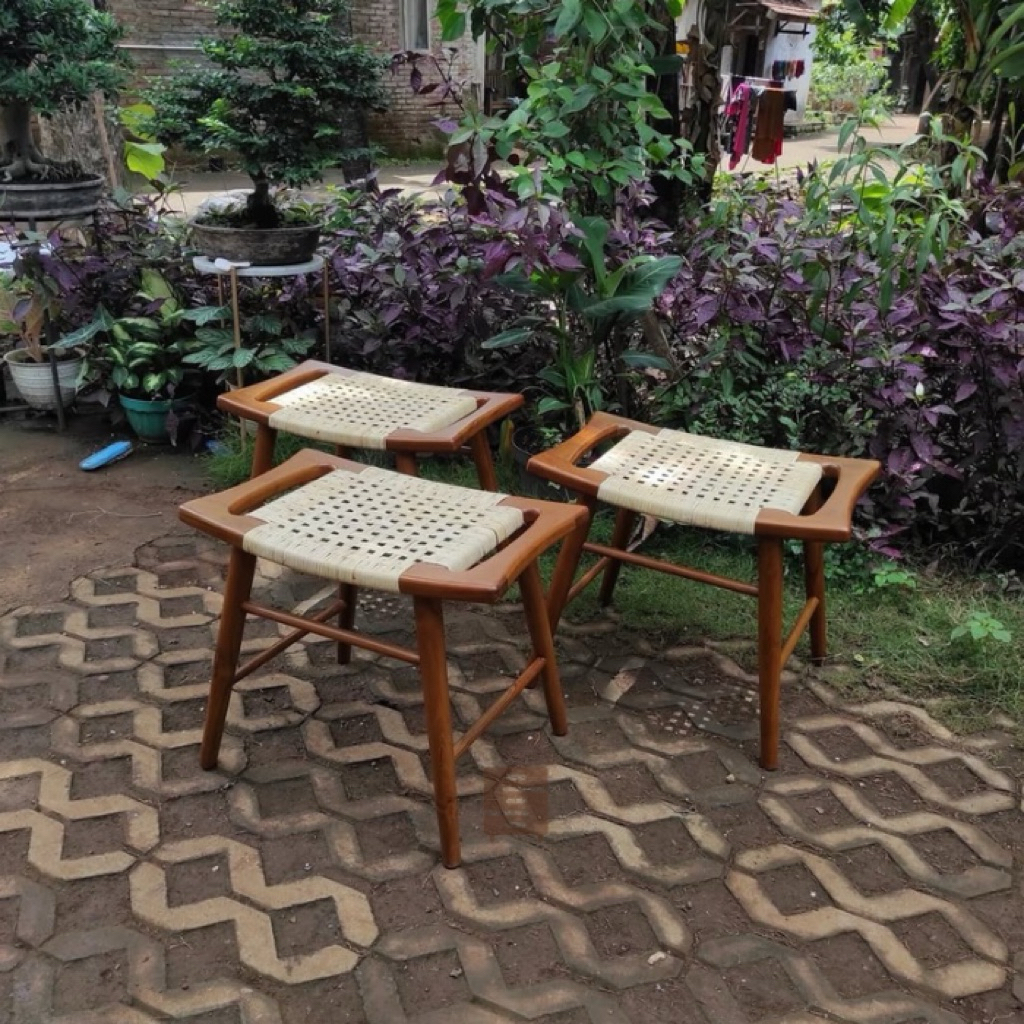 Kursi Stool Dengan Anyaman Tali Rotan