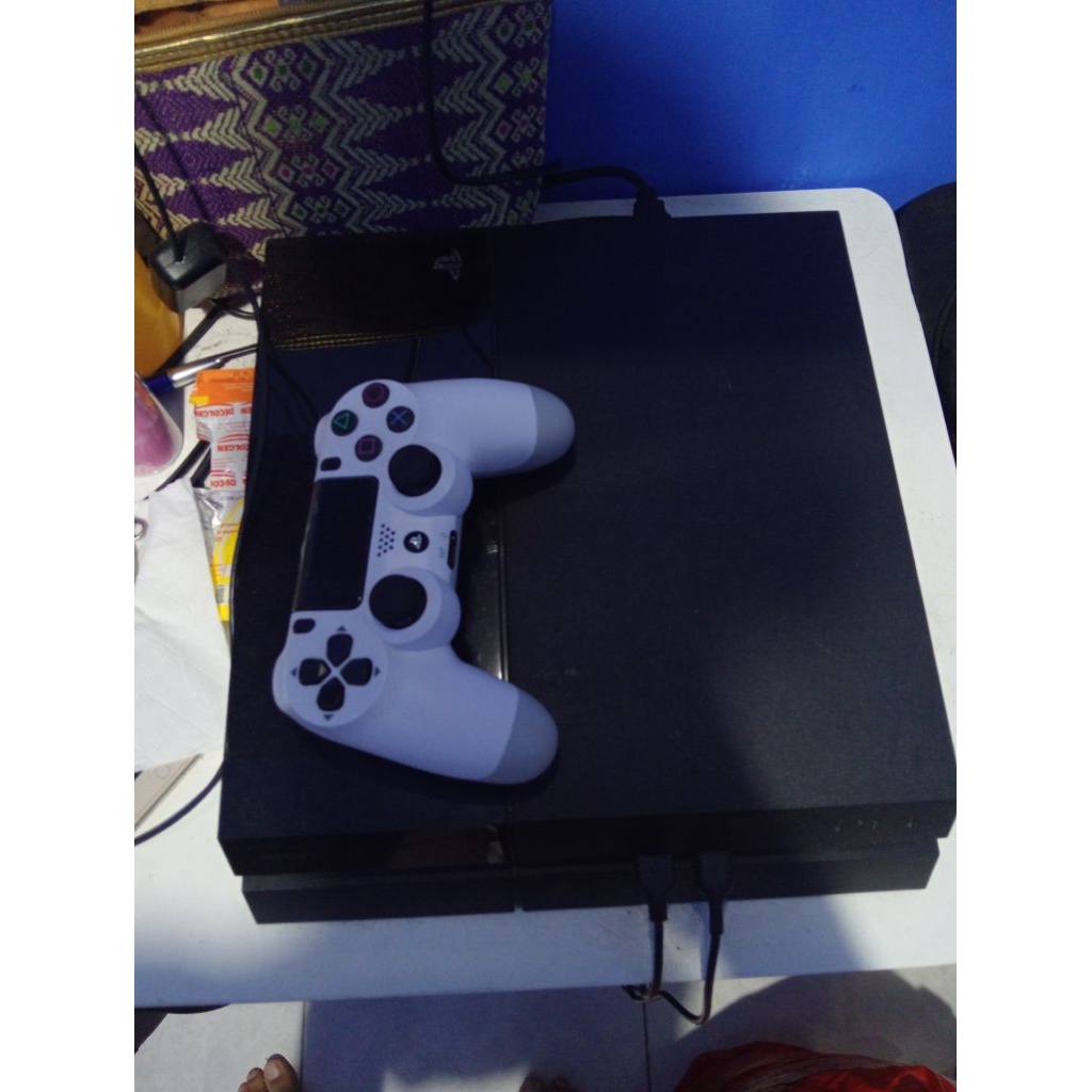 Ps4 Fat Original + stik pabrikan 1 + Kaset Gta V & EaFc25