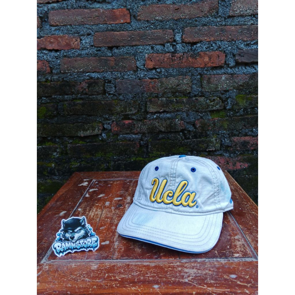 topi new era x UCLA