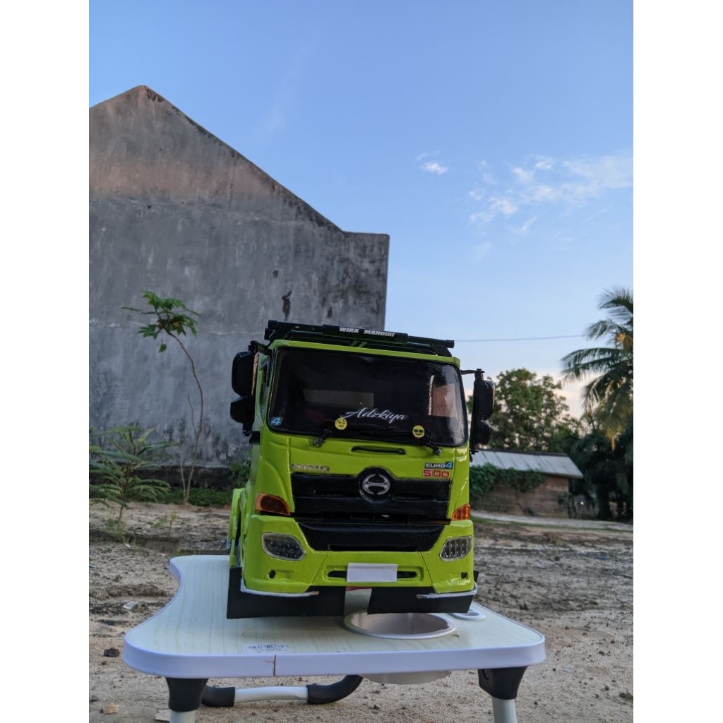 miniatur truk hino 500 trailer ful modifikasi skala 10 tanpa gandengan