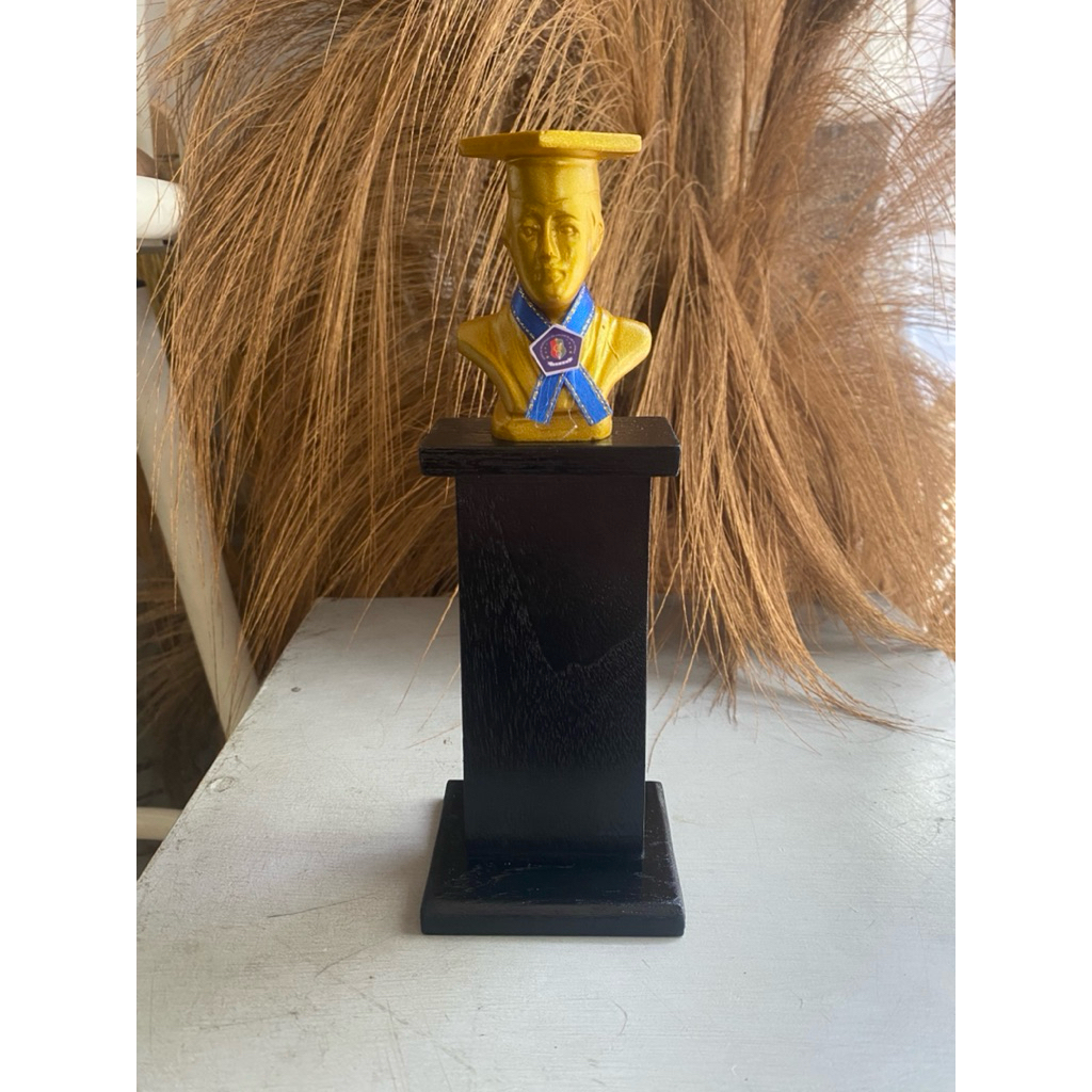 patung wisuda kado wisuda