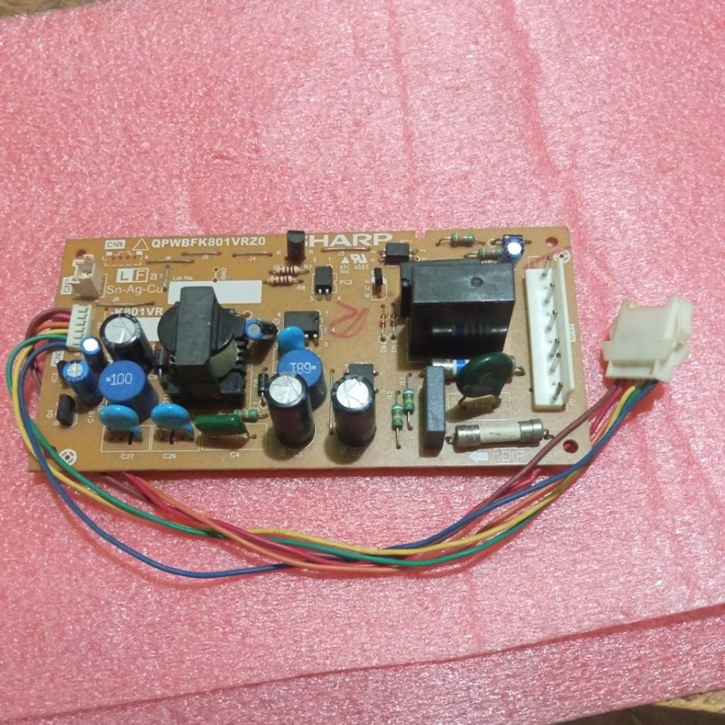 modul PCB (Printed Circuit Board) untuk kulkas Sharp 2 pintu, dengan nomor model spesifik QPWBFK801V