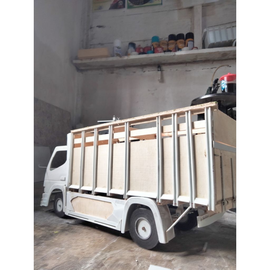 Miniatur truk canter sekala 14 bahan PVC dan triplek halus