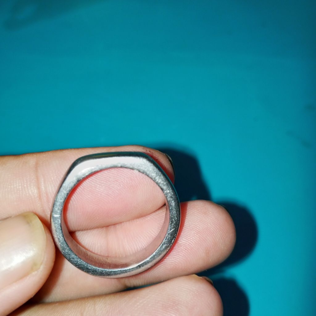 cincin besi putih